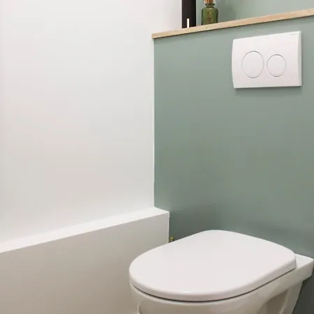 Modern Duplex - 5 - Center Apartment *
